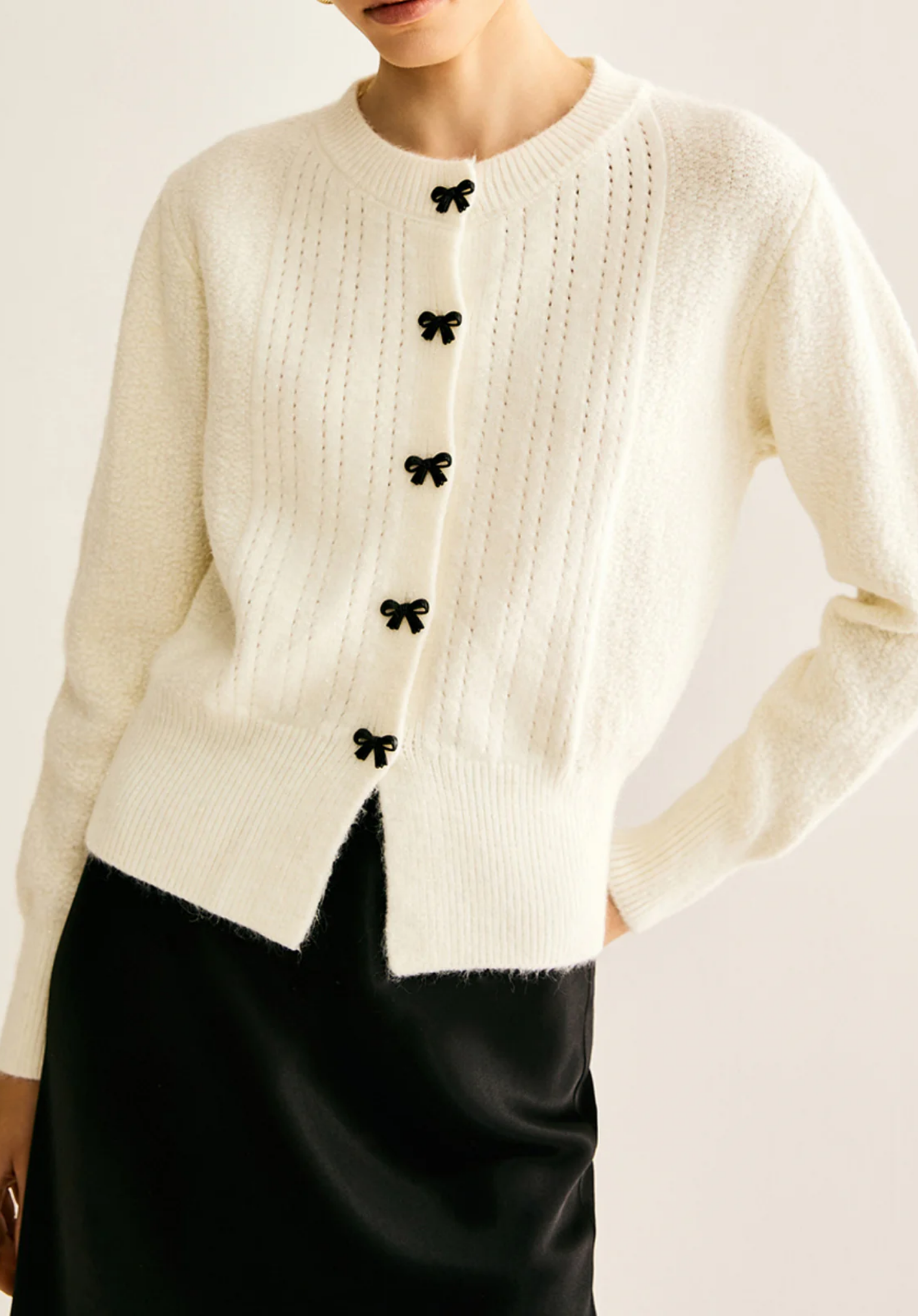 Strickjacke mit Schleife und Knopf