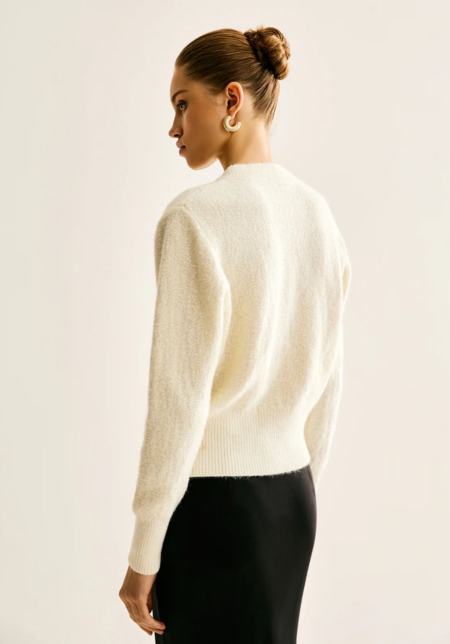 Strickjacke mit Schleife und Knopf